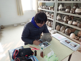 土器使用痕調査の様子（中国河南省鄭州市）